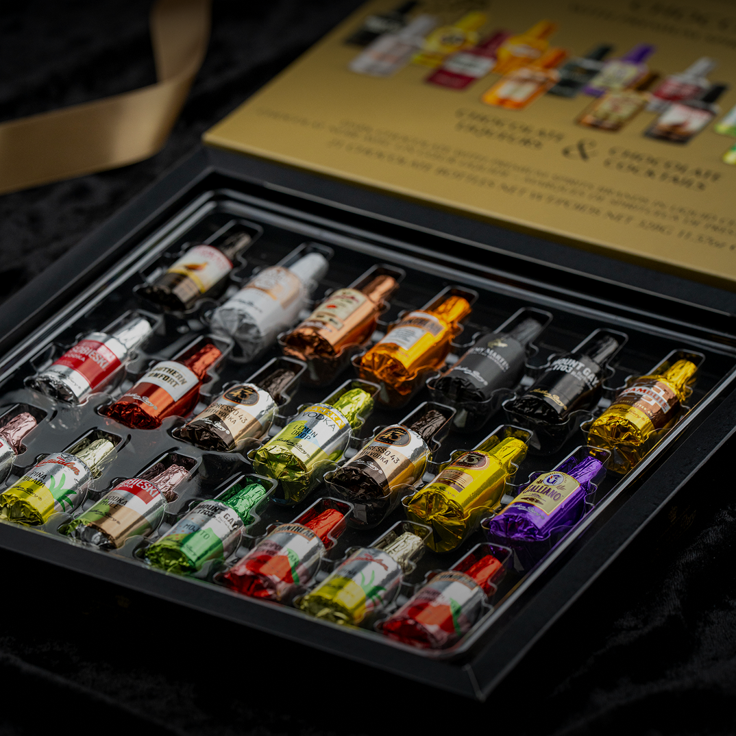 Geöffnete Chocolate Liqueurs Schachtel von Anthon Berg, in der verschiedene Schokoladen-Liqueur-Flaschen liegen.