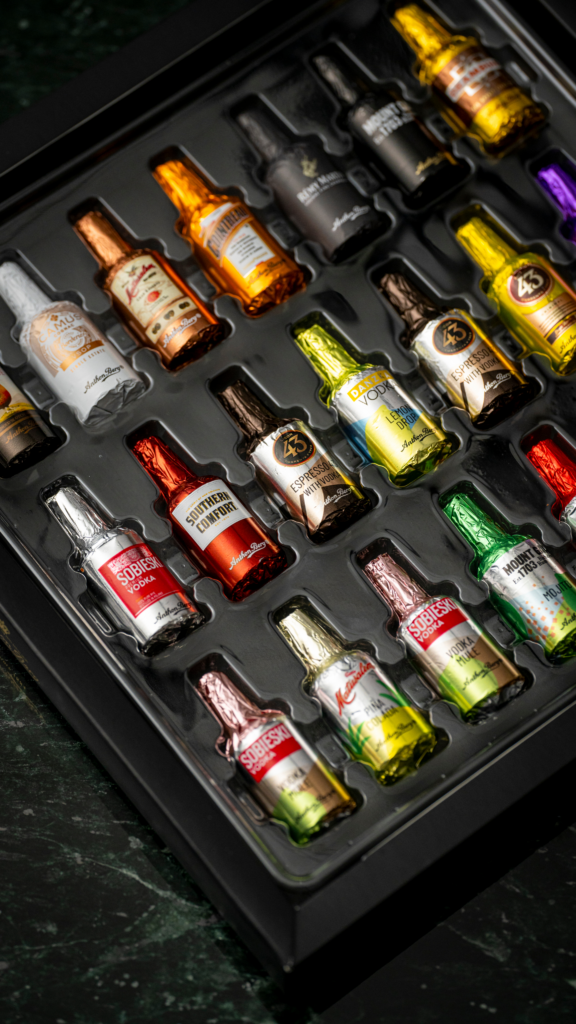 Geöffnete Chocolate Liqueurs Schachtel von Anthon Berg, in der verschiedene Schokoladen-Liqueur-Flaschen liegen.