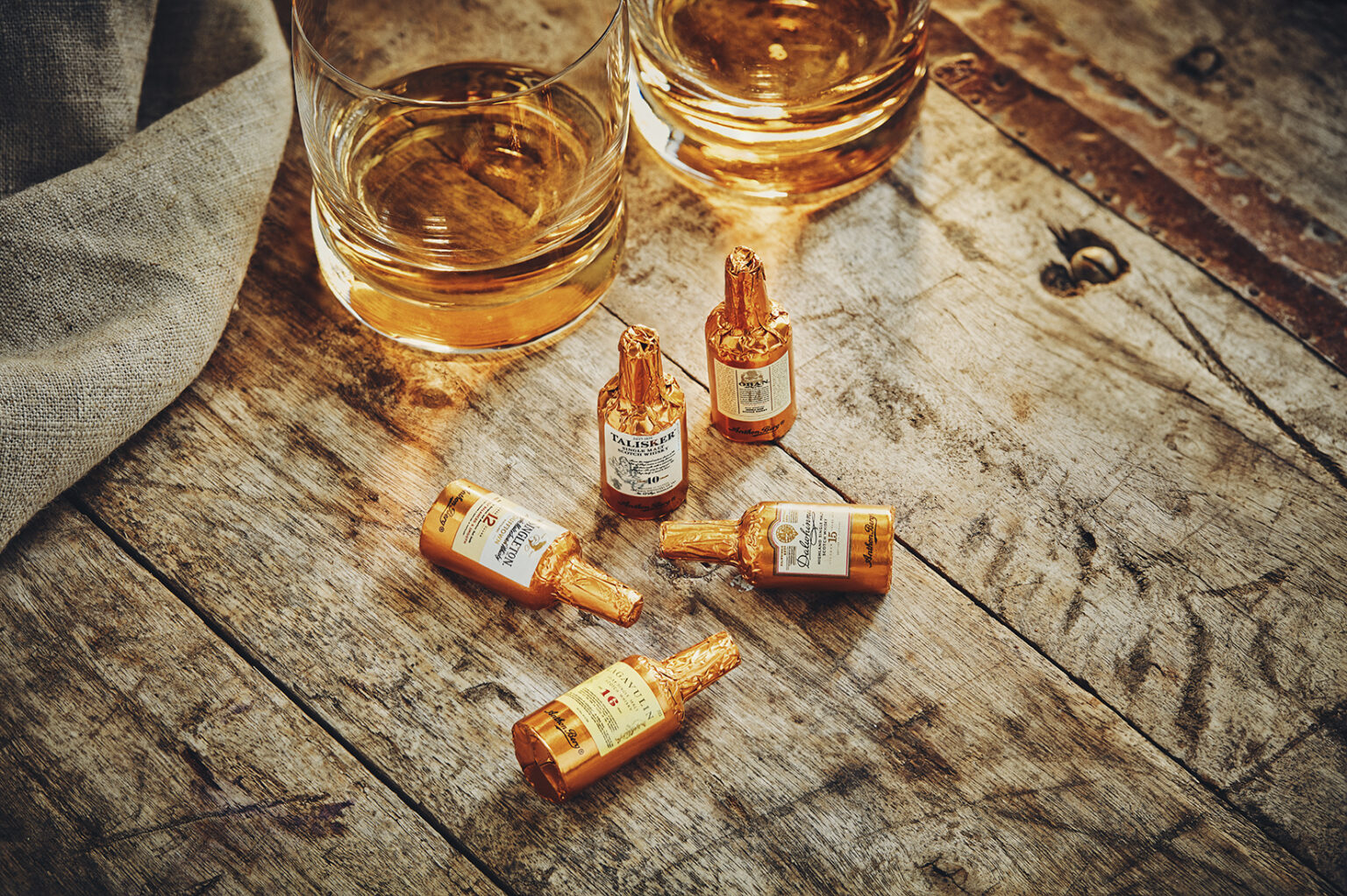 Die Chocolate Liqueurs Schokofläschchen mit alkoholischem Inhalt von Anthon Berg, liegend auf einem Tisch.