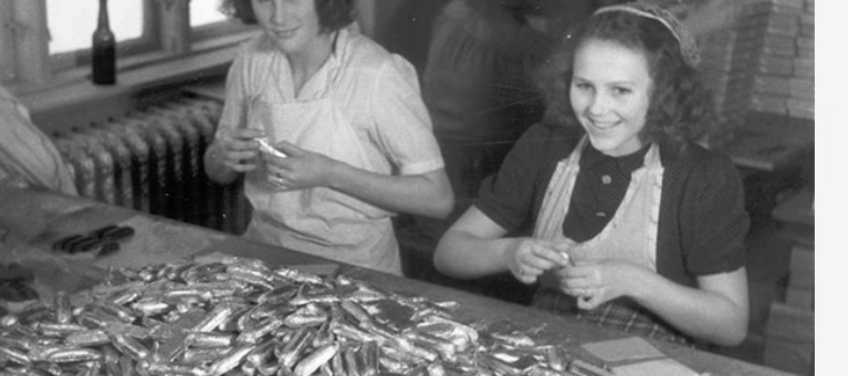Zwei Frauen verpacken das ikonische Marzipanbrot